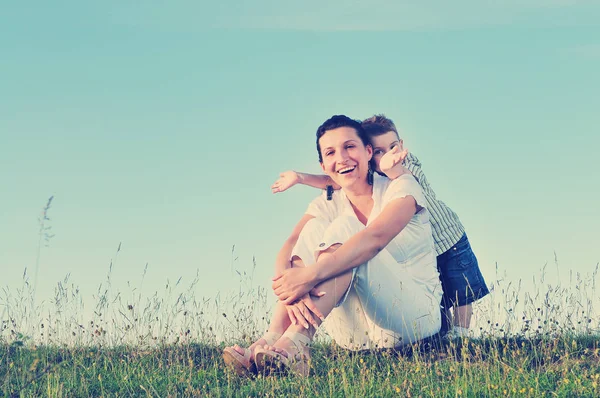 Donna e bambino all'aperto — Foto Stock