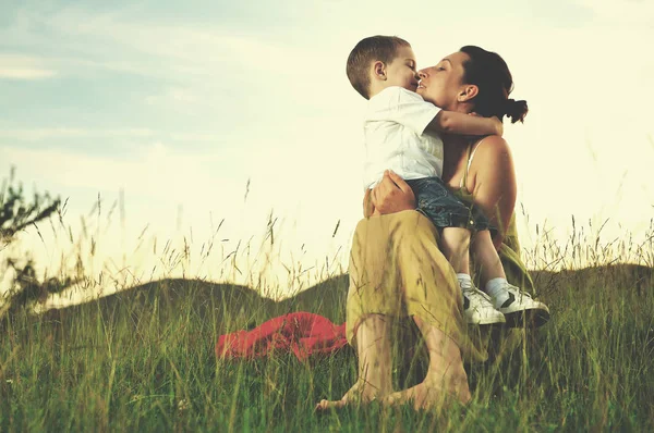 Женщина и ребенок на открытом воздухе — стоковое фото