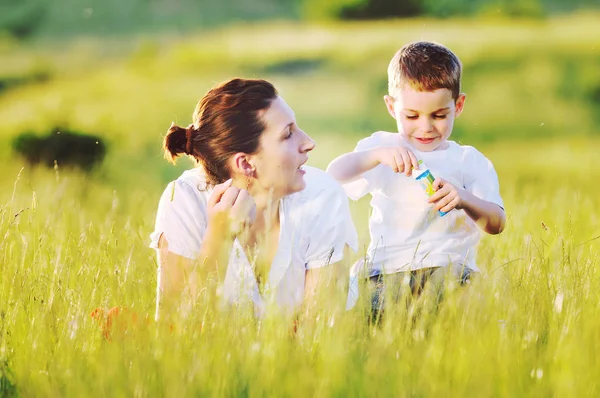 Heureux enfant et femme en plein air — Photo