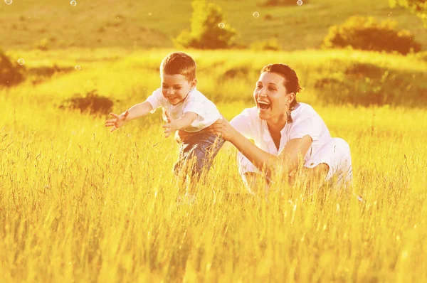Criança feliz e mulher ao ar livre — Fotografia de Stock