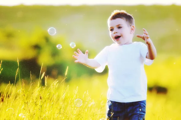 행복 한 젊은 아름 다운 아이 — 스톡 사진