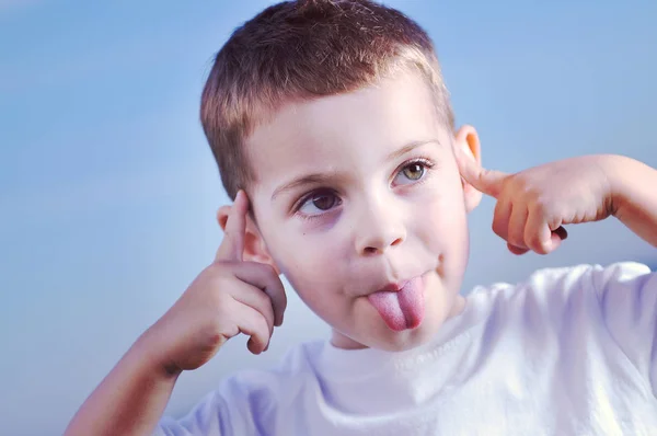 Jonge jongen kind buiten portret — Stockfoto