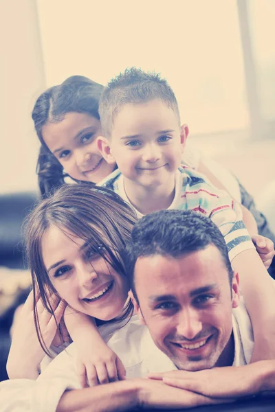 Jovem família em casa — Fotografia de Stock