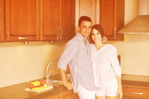 Feliz pareja joven se divierten en la cocina moderna — Foto de Stock