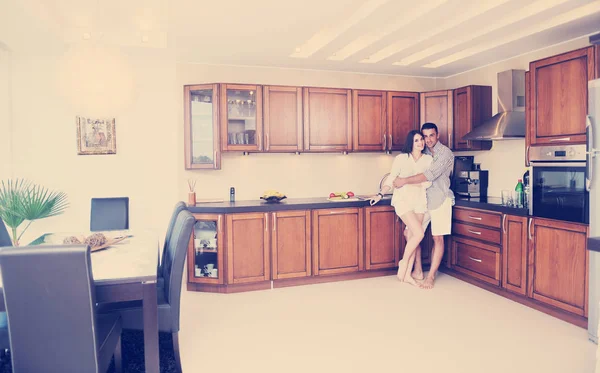 Heureux jeune couple s'amuser dans la cuisine moderne — Photo