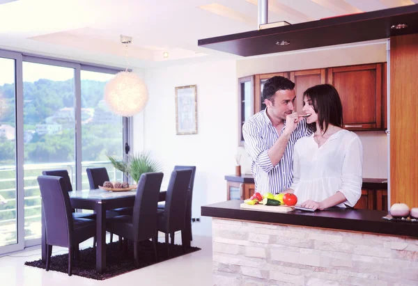 Feliz jovem casal se divertir na cozinha moderna — Fotografia de Stock