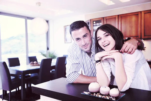 Feliz pareja joven se divierten en la cocina moderna — Foto de Stock