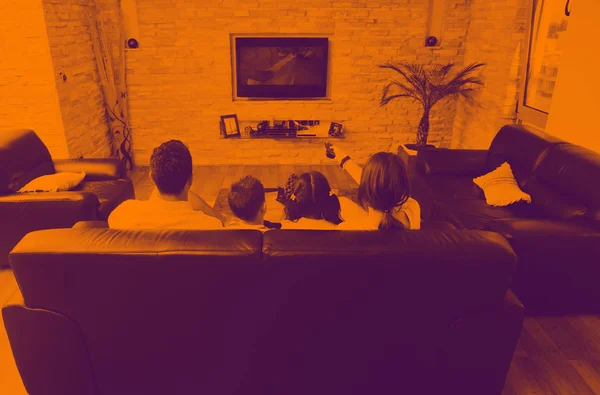 Familie platte tv moderne thuis binnen kijken — Stockfoto