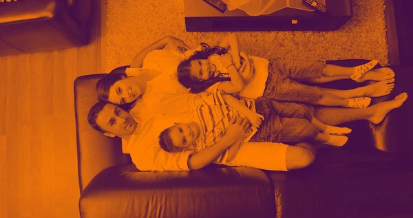 Familie tânără acasă — Fotografie, imagine de stoc