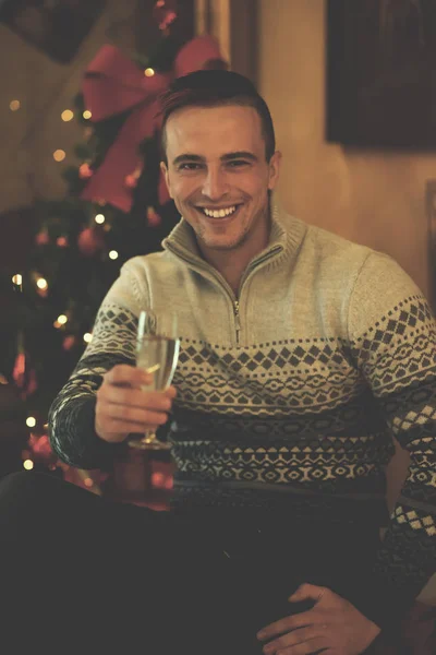 Πορτρέτο Του Νεαρού Άνδρα Ποτήρι Σαμπάνιας Στο Κόμμα Γιορτάζουν Χριστούγεννα — Φωτογραφία Αρχείου