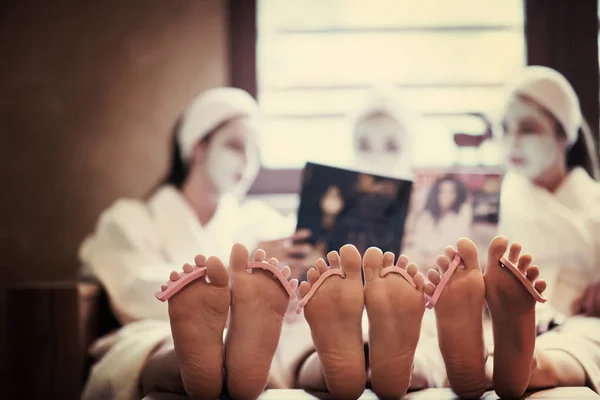 Wieczór Panieński Spa Dziewczyny Czytnikiem Twarzy Czytanie Magazynu Koncepcja Pedicure — Zdjęcie stockowe