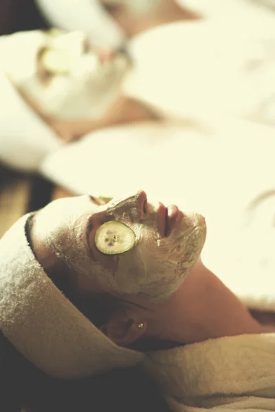 Retrato Mulher Bonita Com Máscara Cosmética Rosto Spa Salão Bem — Fotografia de Stock