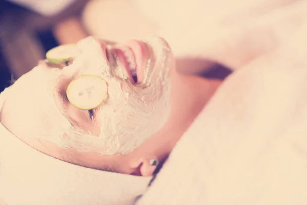 Portret Pięknej Kobiety Maską Kosmetyczną Twarzy Spa Salonie Wellness — Zdjęcie stockowe