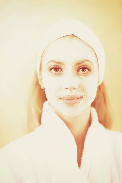 Yüzünde Kozmetik Maskeyle Güzellik Salonunda Güzel Bir Kadının Portresi — Stok fotoğraf