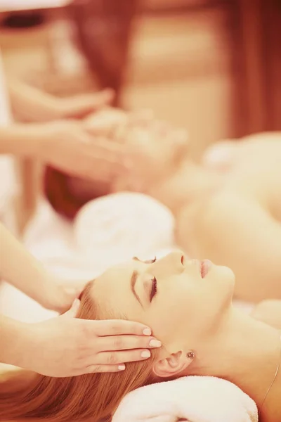 Relaxado Jovem Casal Recebendo Massagem Spa Salão Bem Estar — Fotografia de Stock