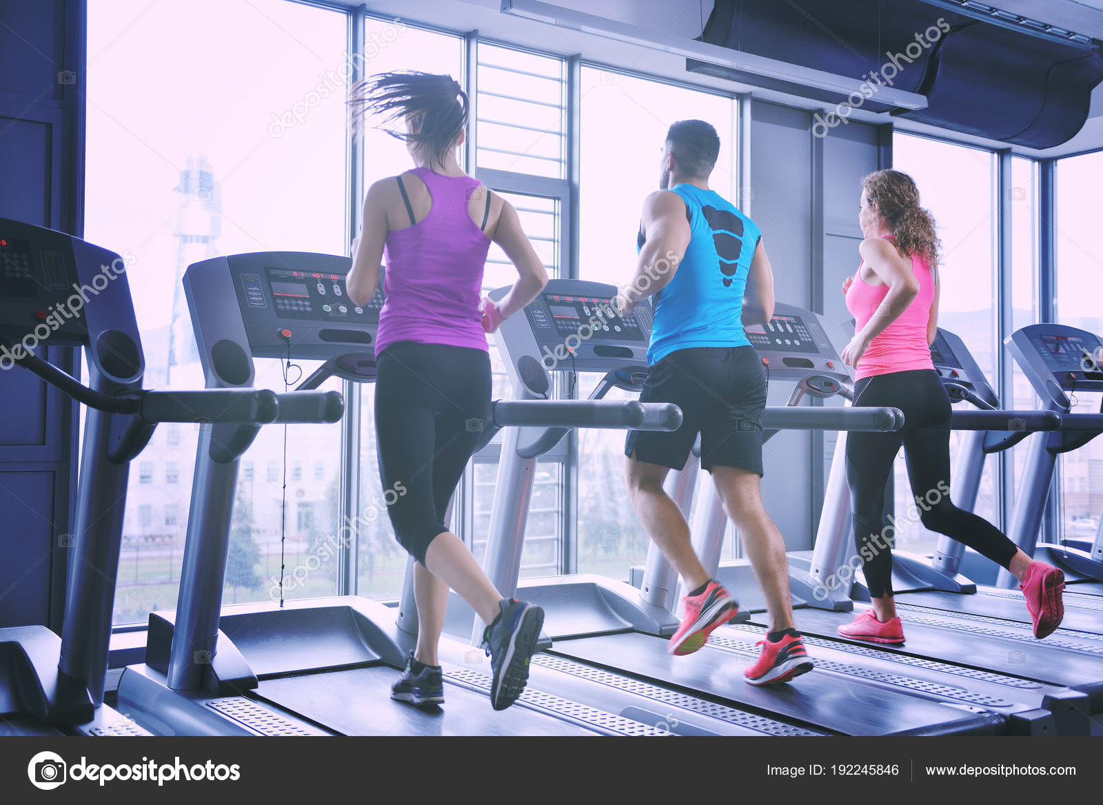 Фитнес в зале. Занятия фитнесом в тренажерном зале. Девушка спорт. Занятия фитнесом. Занятия спортом в спортзале.