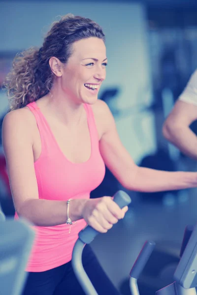 Frau trainiert auf Laufband im Fitnessstudio — Stockfoto