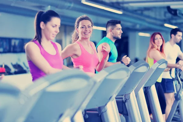 Grupo de personas que corren en cintas de correr — Foto de Stock