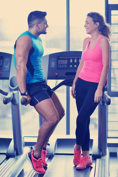 Pareja en el gimnasio —  Fotos de Stock