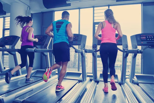 Grupo de personas que corren en cintas de correr —  Fotos de Stock