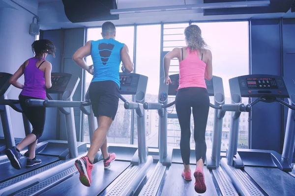 Frau trainiert auf Laufband im Fitnessstudio — Stockfoto