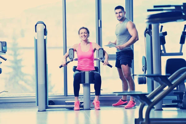 Mulher exercitando com seu personal trainer — Fotografia de Stock