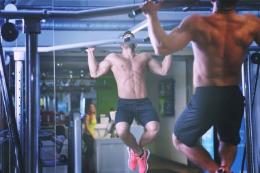 yakışıklı erkek spor salonunda egzersiz