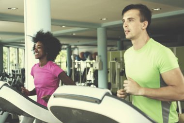 insanlar exercisinng bir kardiyo spor salonunda treadmill