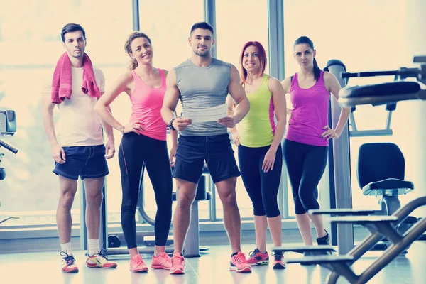 Grupo de personas que hacen ejercicio en el gimnasio —  Fotos de Stock