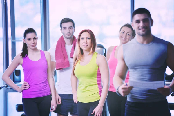 Grupp människor tränar på gymmet — Stockfoto