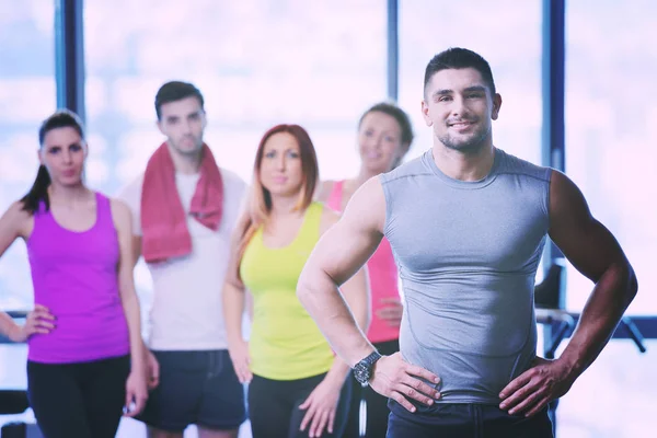 Grupp människor tränar på gymmet — Stockfoto