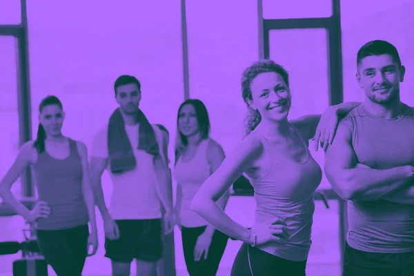 Grupo de personas que hacen ejercicio en el gimnasio —  Fotos de Stock