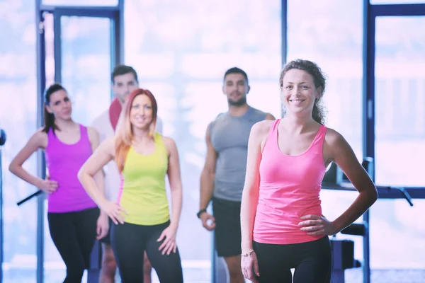 Groupe de personnes faisant de l'exercice au gymnase — Photo