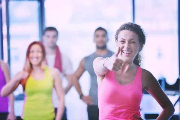 Bir grup insan spor salonunda egzersiz — Stok fotoğraf