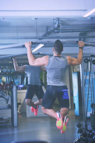 Schöner Mann, der im Fitnessstudio trainiert — Stockfoto