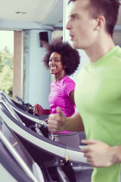Ausdauertraining auf dem Laufband im Fitnessstudio — Stockfoto
