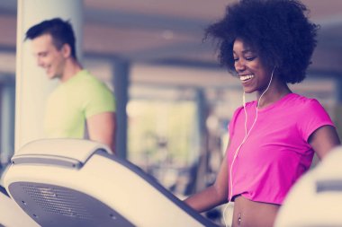 insanlar exercisinng bir kardiyo koşu bandı
