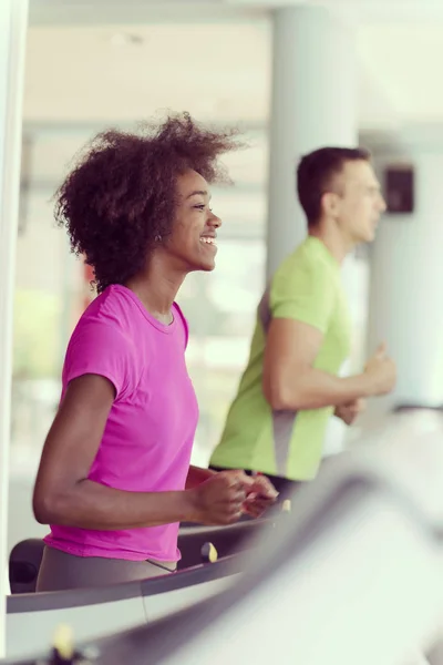 Insanlar exercisinng bir kardiyo koşu bandı — Stok fotoğraf