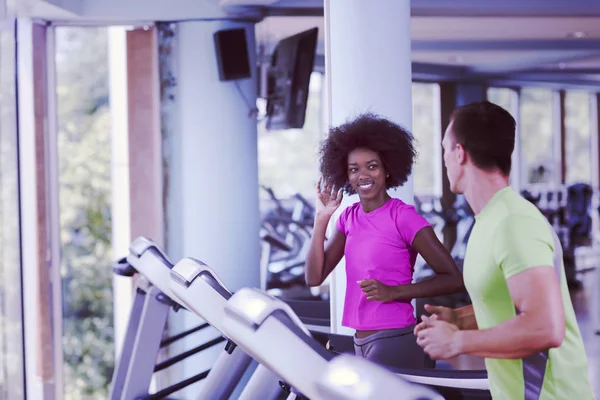 Menschen, die ein Cardio auf dem Laufband trainieren — Stockfoto