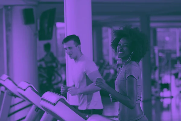 Mensen exercisinng een cardio op loopband — Stockfoto