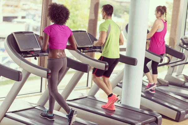 Personas ejerciendo un cardio en la cinta de correr — Foto de Stock