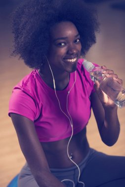 Afrika kökenli Amerikalı kadınla mutlu bir spor salonunda pilates egzersiz yaptıktan sonra rahatlatıcı bir kıvırcık afro saç modeli