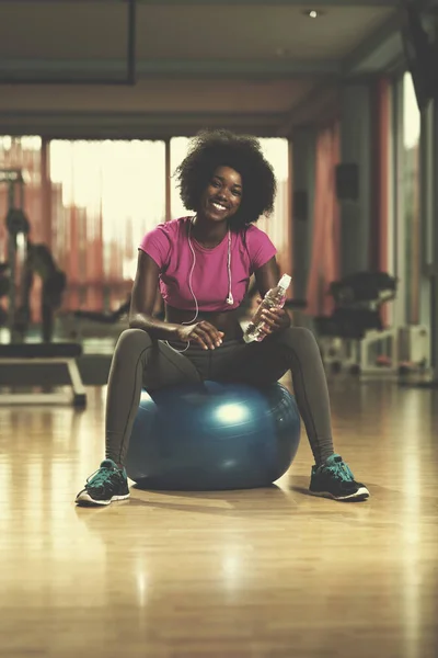 Mujer Afroamericana Feliz Con Peinado Afro Rizado Gimnasio Relajante Después —  Fotos de Stock