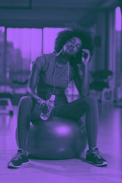Afrika Kökenli Amerikalı Kadınla Mutlu Bir Spor Salonunda Pilates Egzersiz — Stok fotoğraf