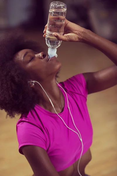 Joven Afroamericana Mujer Gimnasio Pilates Entrenamiento Romper Teaking Respiración Agua — Foto de Stock