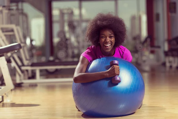 Mujer Afroamericana Feliz Con Peinado Afro Rizado Gimnasio Relajante Después —  Fotos de Stock