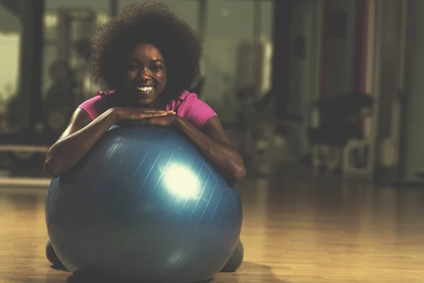 Glücklich Afrikanisch Amerikanische Frau Mit Einer Lockigen Afro Frisur Einem — Stockfoto