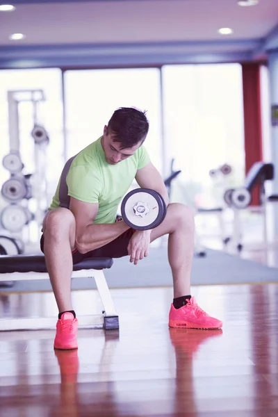 Junger Schöner Mann Trainiert Mit Hanteln Einem Fitnessstudio — Stockfoto