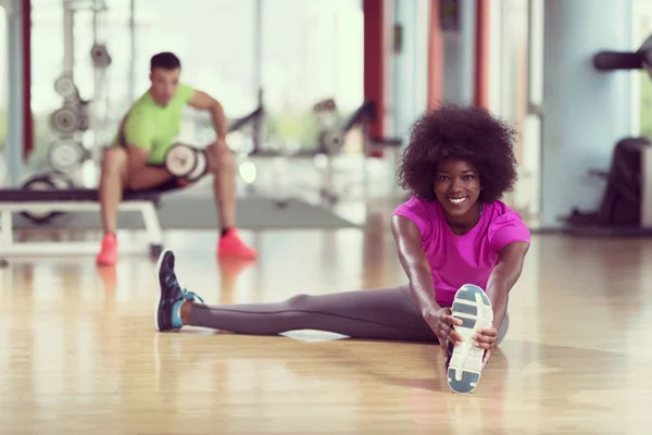 Glückliche Junge Afrikanisch Amerikanische Frau Einem Fitnessstudio Dehnung Und Aufwärmen — Stockfoto
