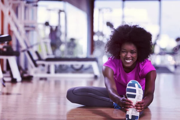 Glückliche Junge Afrikanisch Amerikanische Frau Einem Fitnessstudio Dehnung Und Aufwärmen — Stockfoto